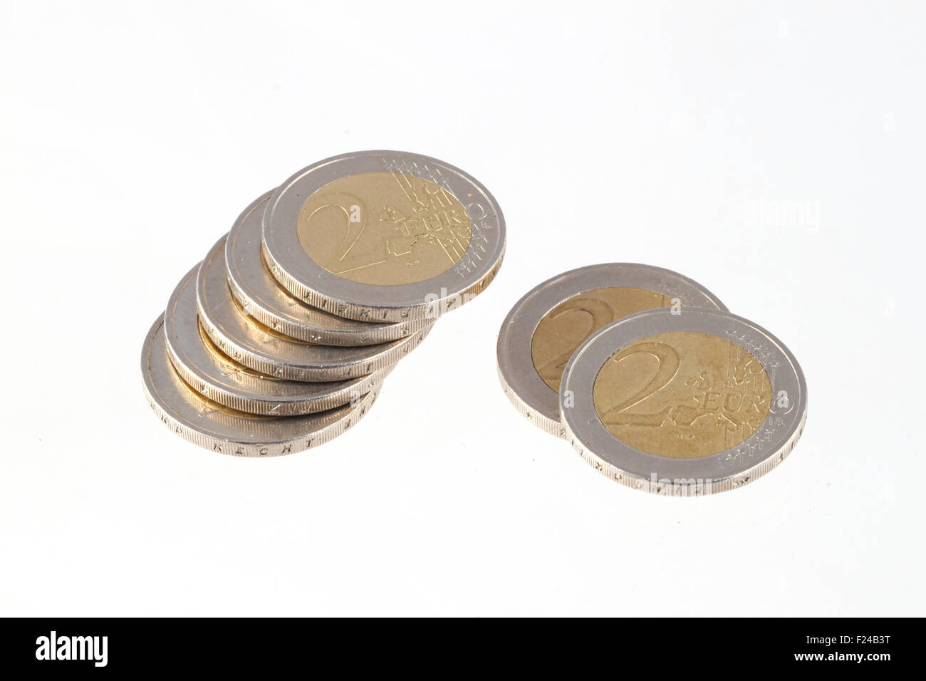 La photo en gros plan de deux pièces en euro sur un arrière-plan uni, blanc. Banque D'Images