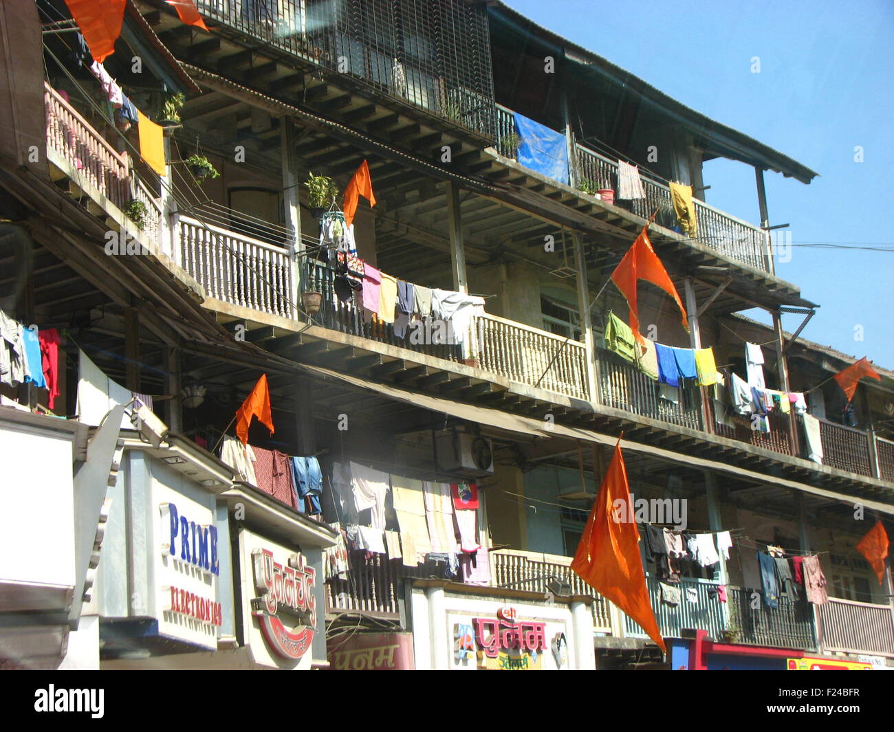 Mumbai Chawl une résidence traditionnelle avec drapeaux hindou Banque D'Images