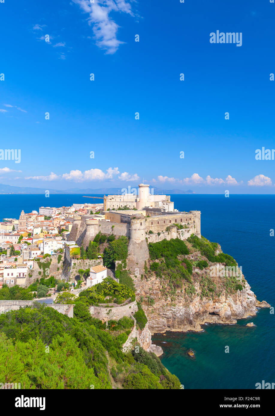 Aragonese-Angevine château dans la vieille ville de Gaeta, Italie. Photo verticale Banque D'Images
