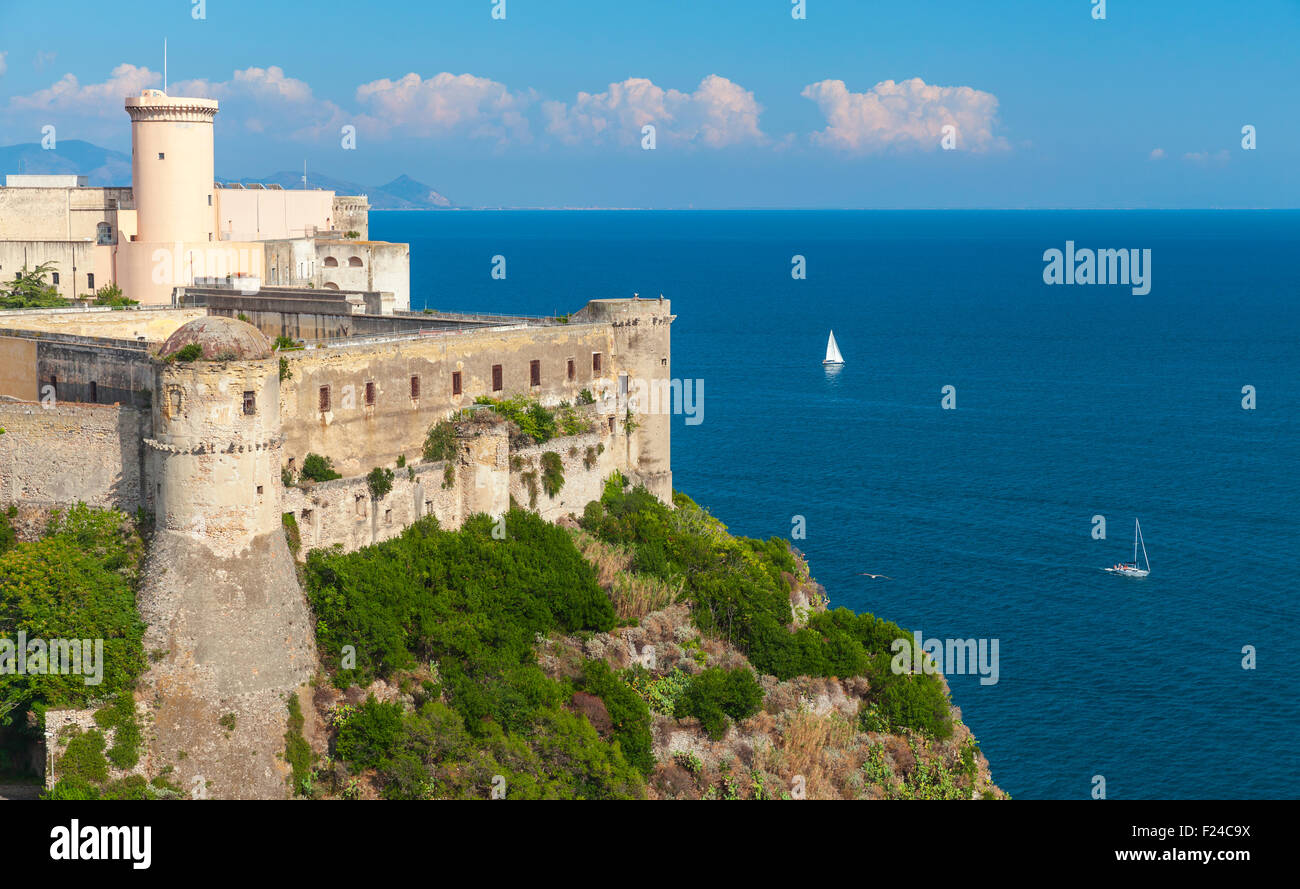 Aragonese-Angevine château sur la côte de la mer Méditerranée. Gaeta, Italie. Banque D'Images