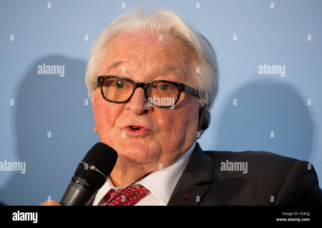 Berlin, Allemagne. Sep 11, 2015. L'ancien ministre des affaires étrangères français Roland Dumas prend la parole à un événement commémoratif pour le 25e anniversaire de la signature de l'Two-Plus-Quatre traité à Berlin, Allemagne, 11 septembre 2015. Le Two-Plus-Quatre traité a été signé en septembre 1990, ouvrant la voie à la réunification allemande. PHOTO : KAY NIETFELD/DPA/Alamy Live News Banque D'Images