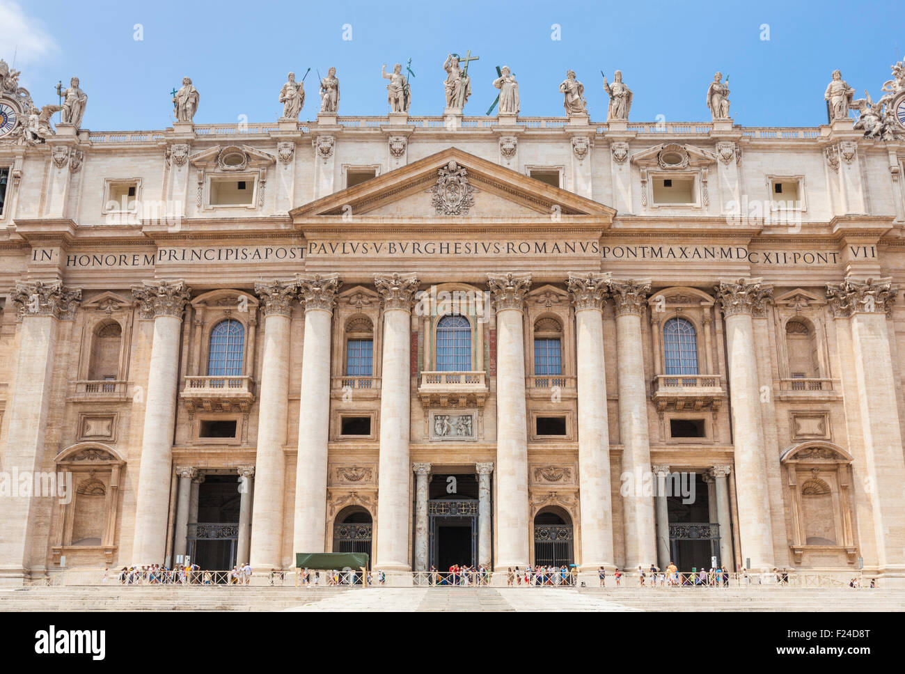 Façade de la Basilique St Pierre de St Peters Square Vatican Roma Rome Lazio Italie Europe de l'UE Banque D'Images