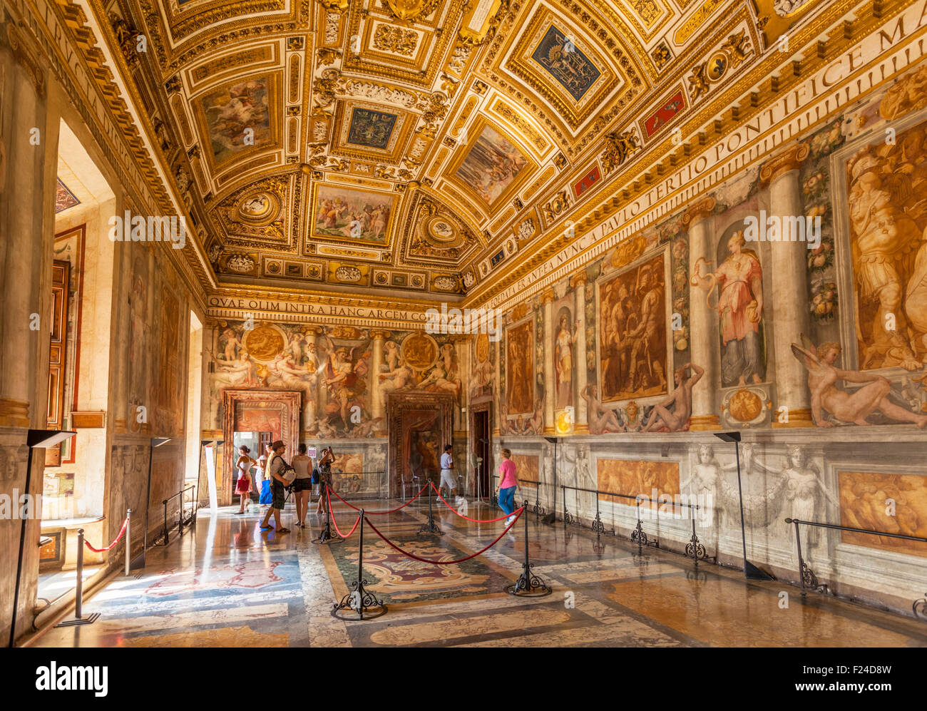 Les visiteurs à l'intérieur des galeries de l'intérieur du musée du Vatican Vatican Rome Italie Europe de l'UE Banque D'Images