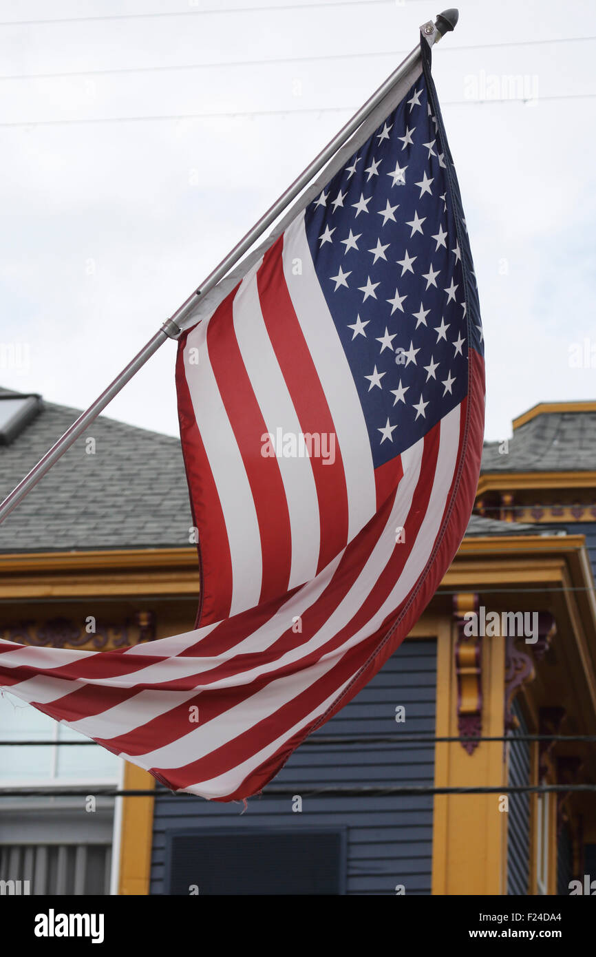 Old Glory, le drapeau des États-Unis d'Amérique. Le drapeau américain flotte dans Lunenburg en Nouvelle-Écosse, Canada. Banque D'Images