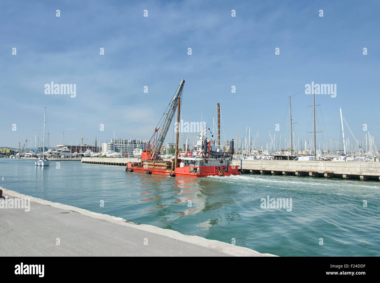 Voir l'entrée en d'un remorqueur du port de Rimini Banque D'Images