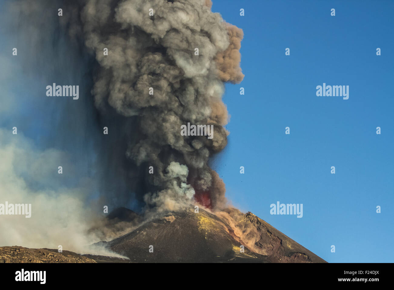Le plus haut volcan en éruption en Europe Banque D'Images