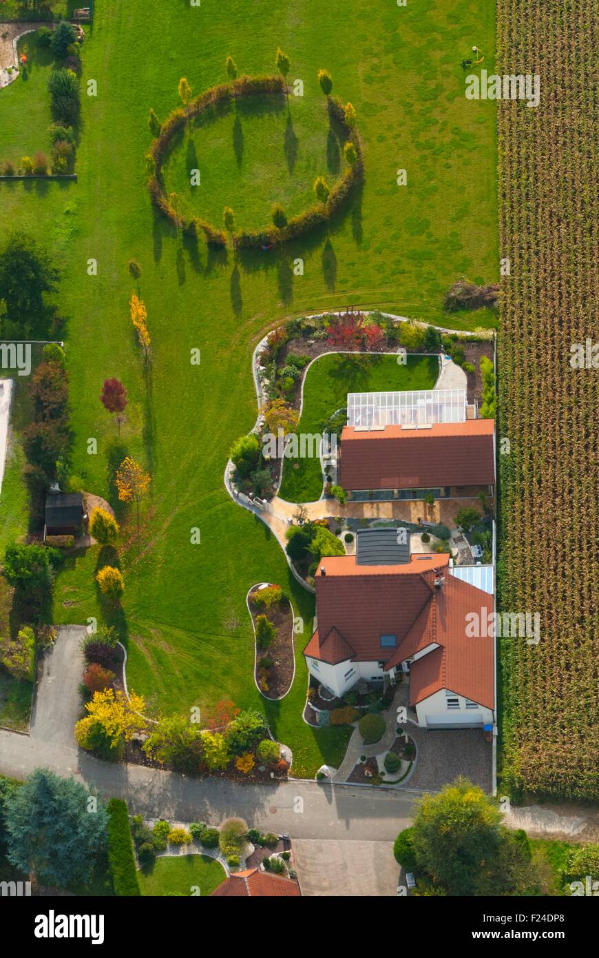 France, Bas Rhin (67), Hunspach village, élu village français le plus beau, maisons modernes avec jardin (vue aérienne) Banque D'Images