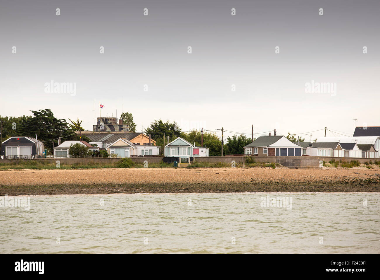 Logement de faible altitude qui sont vulnérables à l'élévation du niveau de la tempête et inondations dans Brightlingsea, Essex, Royaume-Uni. Banque D'Images