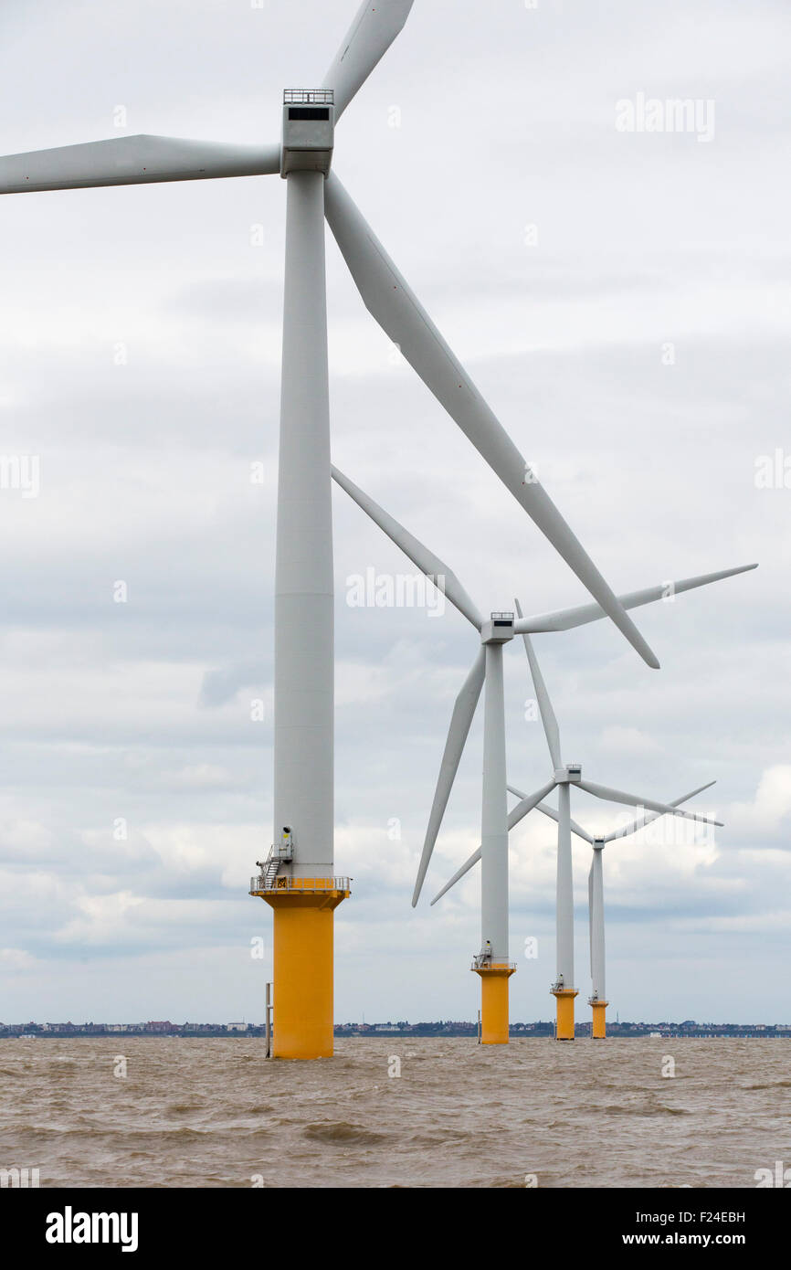 Gunfleet Sands parcs offshore est détenu et exploité par Dong Energy. Il se compose de 48 éoliennes off Brightlingsea dans l'Essex, au Royaume-Uni, et a une capacité de 172 MW, assez pour alimenter 125 000 foyers. Banque D'Images