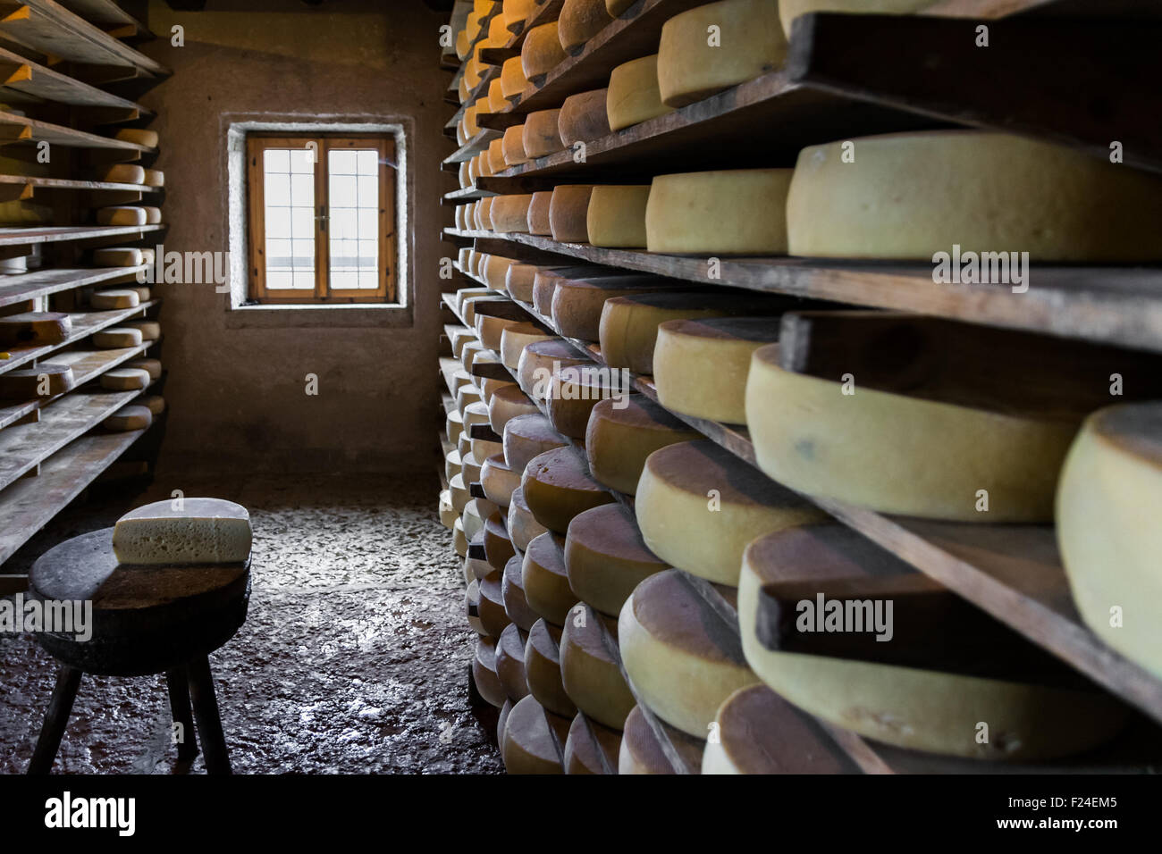 Chalet de montagne qui produit et vend des fromages faits maison. Banque D'Images