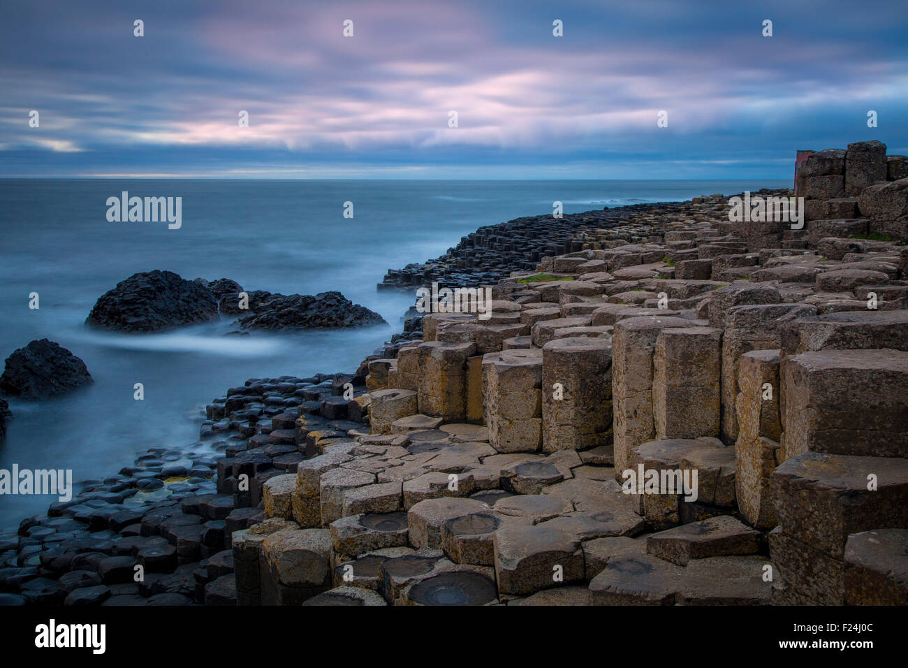 Sur le crépuscule des géants le long de la côte nord, dans le comté d'Antrim, Irlande du Nord, Royaume-Uni Banque D'Images