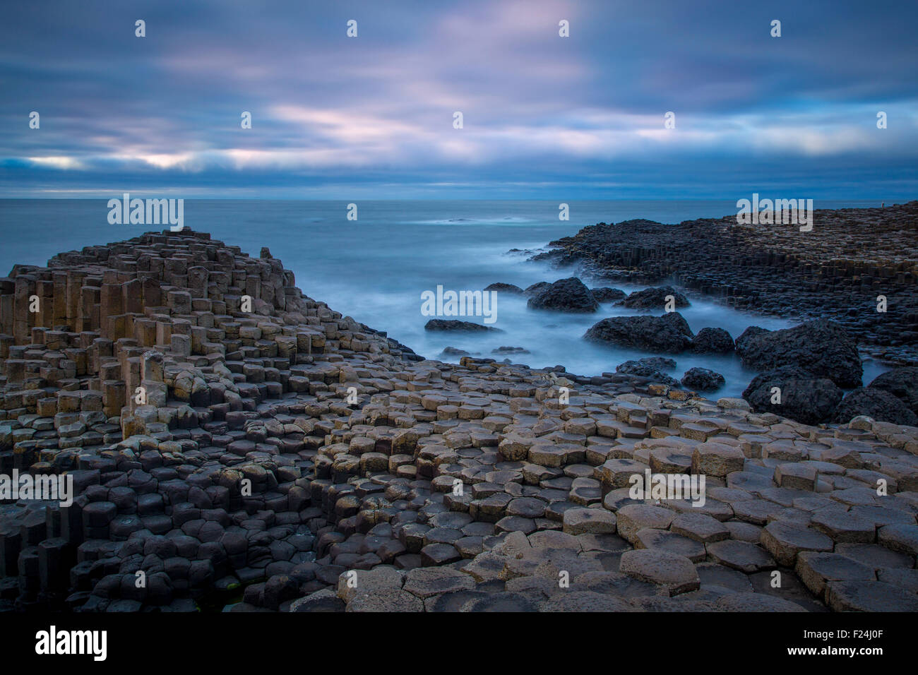 Sur le crépuscule des géants le long de la côte nord, dans le comté d'Antrim, Irlande du Nord, Royaume-Uni Banque D'Images