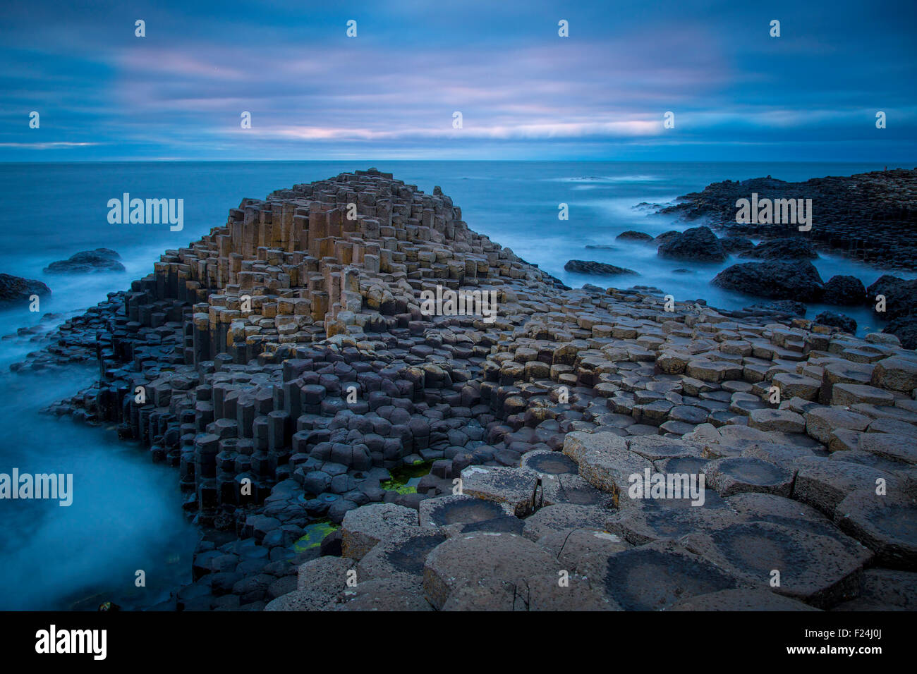 Sur le crépuscule des géants le long de la côte nord, dans le comté d'Antrim, Irlande du Nord, Royaume-Uni Banque D'Images