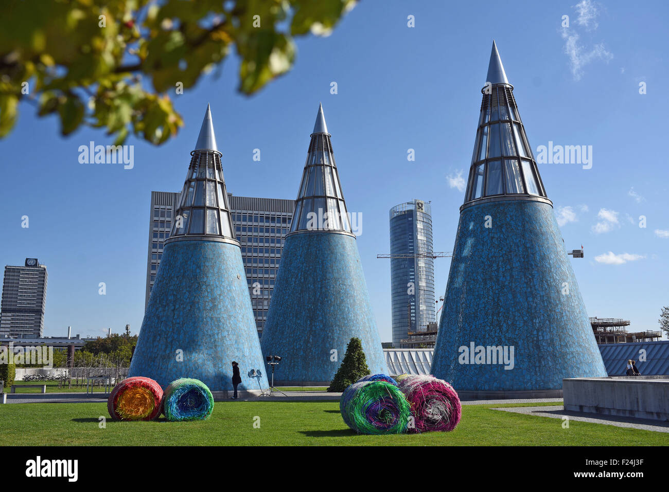 Bonn, Allemagne. 10 Sep, 2015. Trois puits coniques sur le toit de la Kunst- und Ausstellungshalle der Bundesrepublik Deutschland (Art et Hall d'exposition de la République fédérale d'Allemagne) à Bonn, Allemagne, 10 septembre 2015. PHOTO : HENNING KAISER/DPA/Alamy Live News Banque D'Images