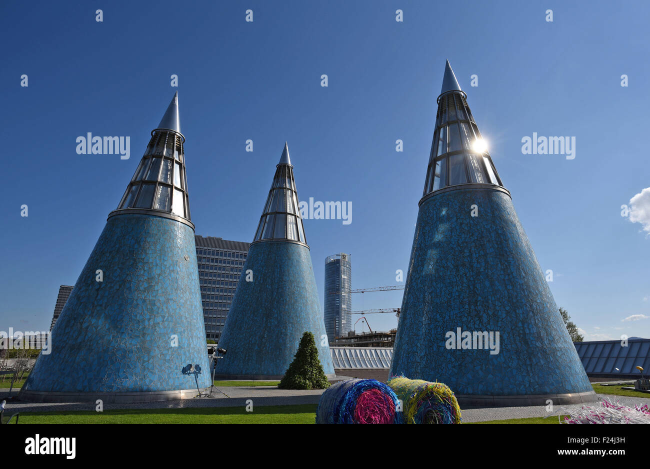 Bonn, Allemagne. 10 Sep, 2015. Trois puits coniques sur le toit de la Kunst- und Ausstellungshalle der Bundesrepublik Deutschland (Art et Hall d'exposition de la République fédérale d'Allemagne) à Bonn, Allemagne, 10 septembre 2015. PHOTO : HENNING KAISER/DPA/Alamy Live News Banque D'Images