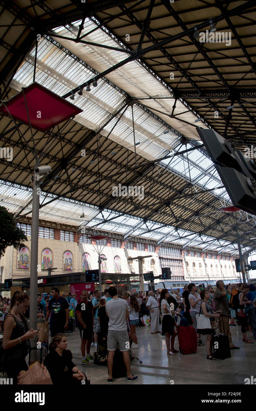 Les personnes en attente pour le tor l'Eurostar à la gare Saint-Charles de Marseille Marseille France Banque D'Images