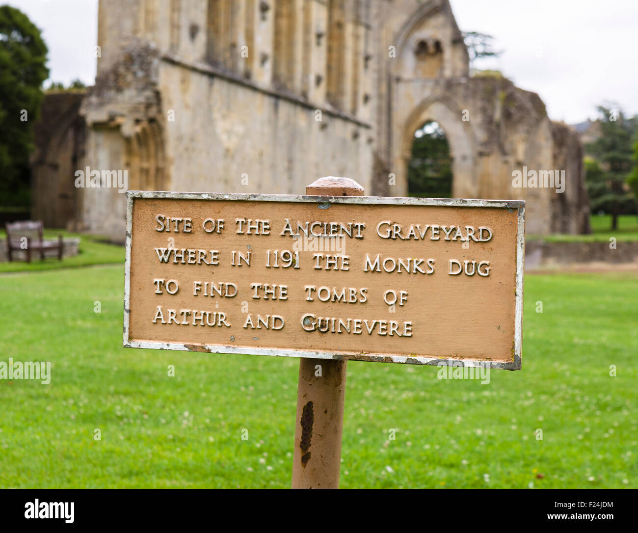 Pancarte "l'ancien site de la tombe du Roi Arthur et Guenièvre, Abbaye de Glastonbury, Somerset, England, UK Banque D'Images