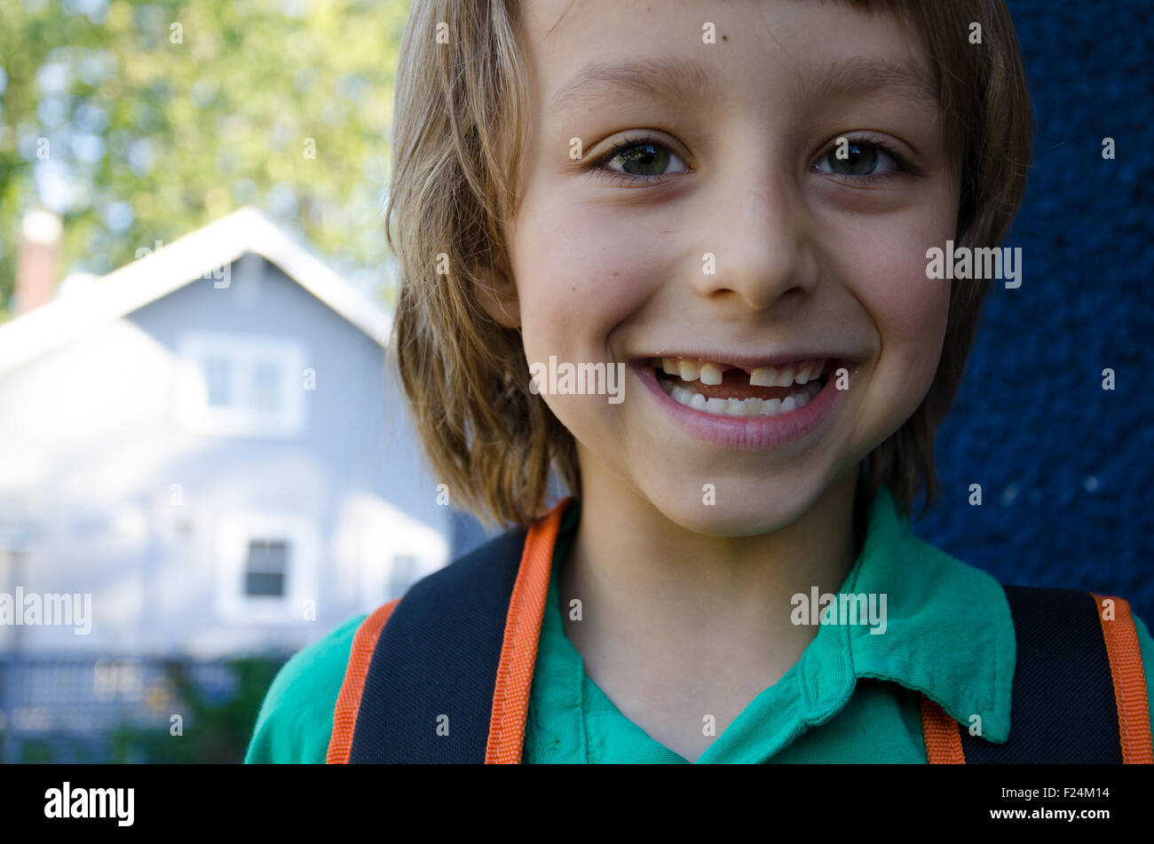 A smiling boy part pour sa première journée d'école à Vancouver, Colombie-Britannique, Canada. Banque D'Images