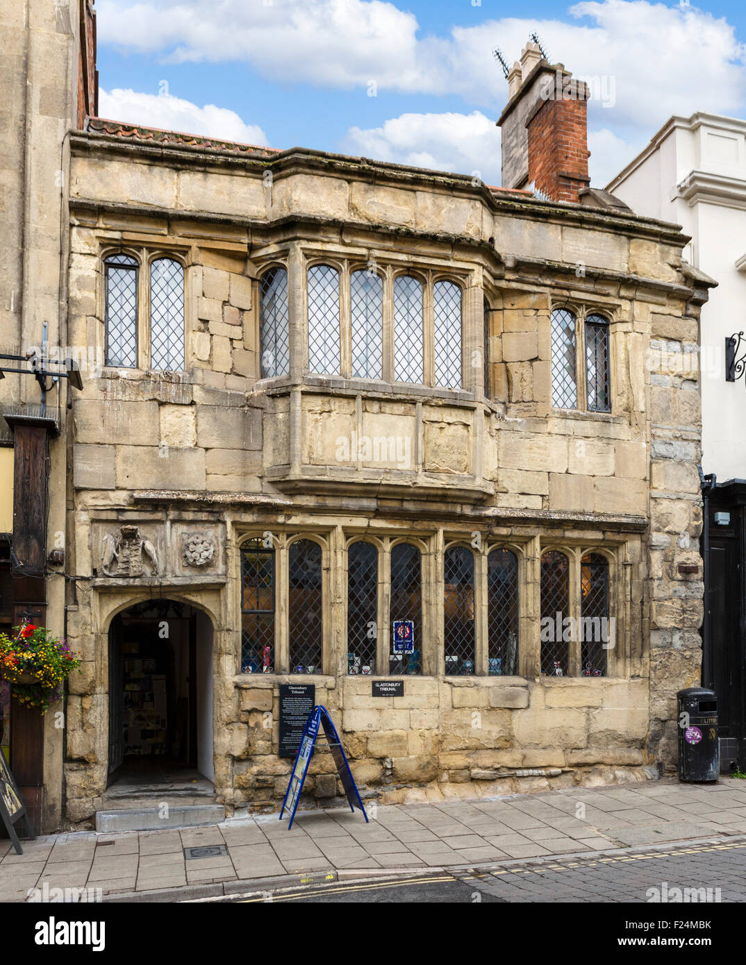 Le Tribunal de Glastonbury sur la rue principale, une ancienne maison de marchand datant du 15thC, Glastonbury, Somerset, England, UK Banque D'Images