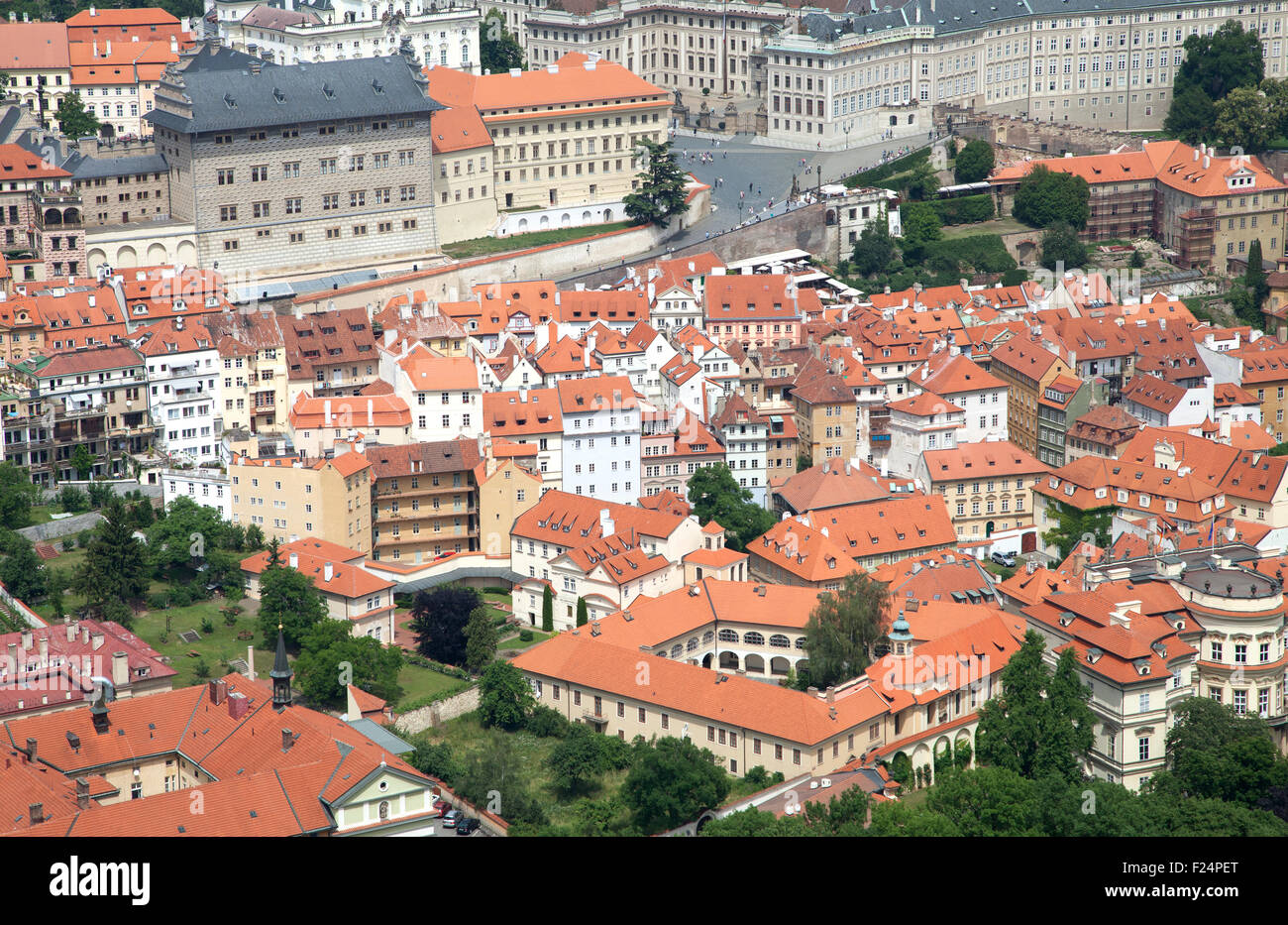Toits de tuiles rouges de Prague, République Tchèque Banque D'Images
