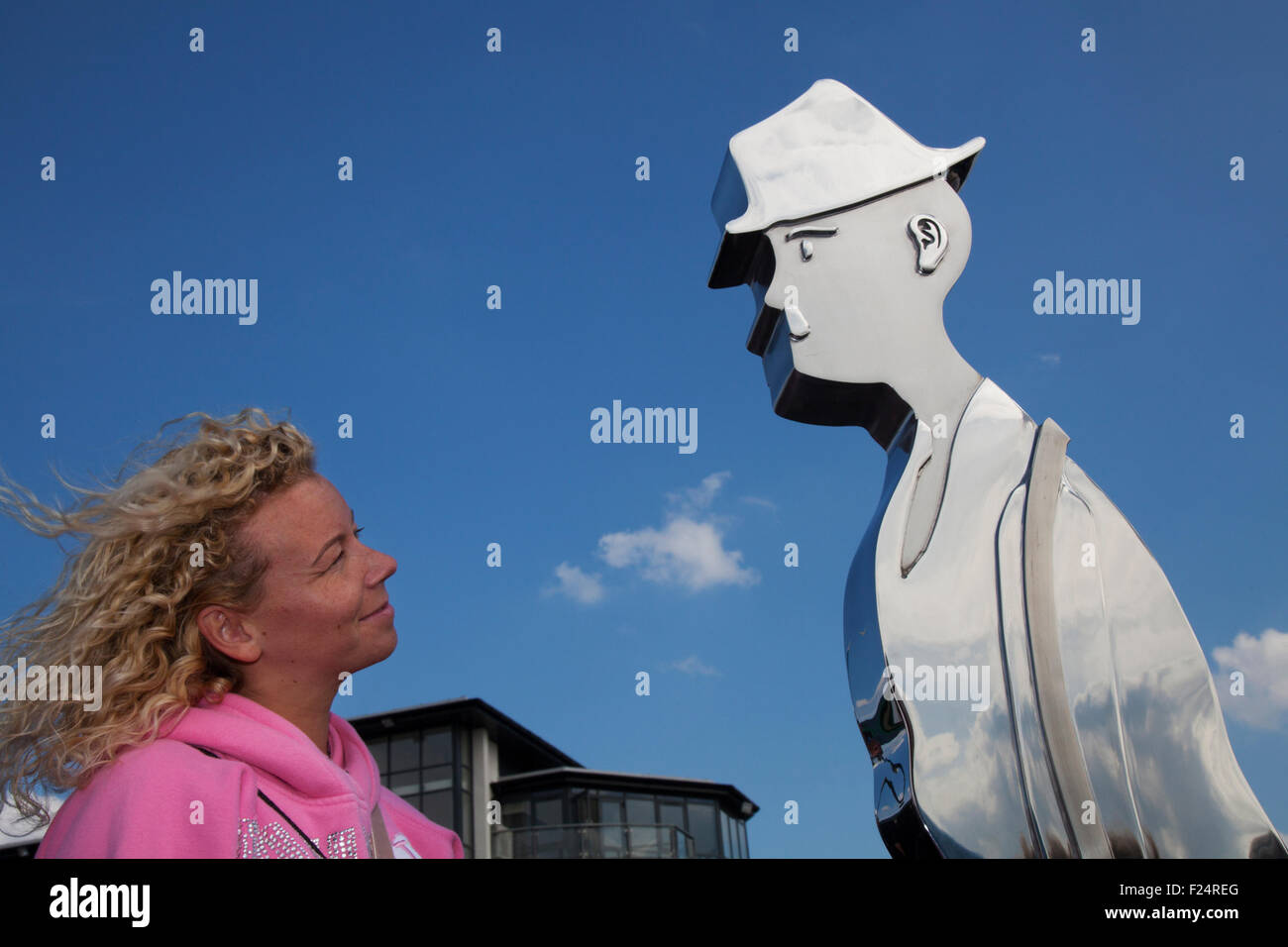 Knott, Pressal, Lancashire UK. 11 Septembre, 2015. Kirkby Harris admire le Lowry statue créée par le CME Group Ltd les apprentis à l'académie de formation primé à Darwen qui ont créé la statue, qui a été conçu en acier inoxydable et s'opposer plus de 5 pieds de haut sur l'emplacement. Le projet est supervisé par Tom Elliot, directeur de division au Congrès mondial du groupe M-tec du bras, qui se spécialise dans la fabrication des métaux architecturaux, et le troisième est sculpté en hommage à LS Lowry au Royaume-Uni, avec les deux autres situés à Mottram et Manchester. Credit : Cernan Elias/Alamy Li Banque D'Images