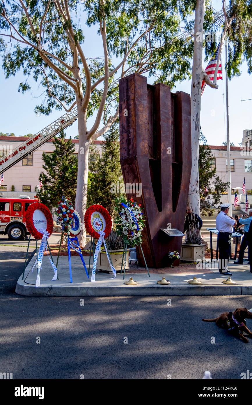 Los Angeles, Californie, USA. Sep 11, 2015. Un 23 tonnes à près de 22 pieds de hauteur de la colonne d'acier du Los Angeles Fire Department training centre, une fois partie de la structure du hall du World Trade Center à New York à la cérémonie du Souvenir du 11 septembre à Los Angeles. Credit : Chester Brown/Alamy Live News Banque D'Images