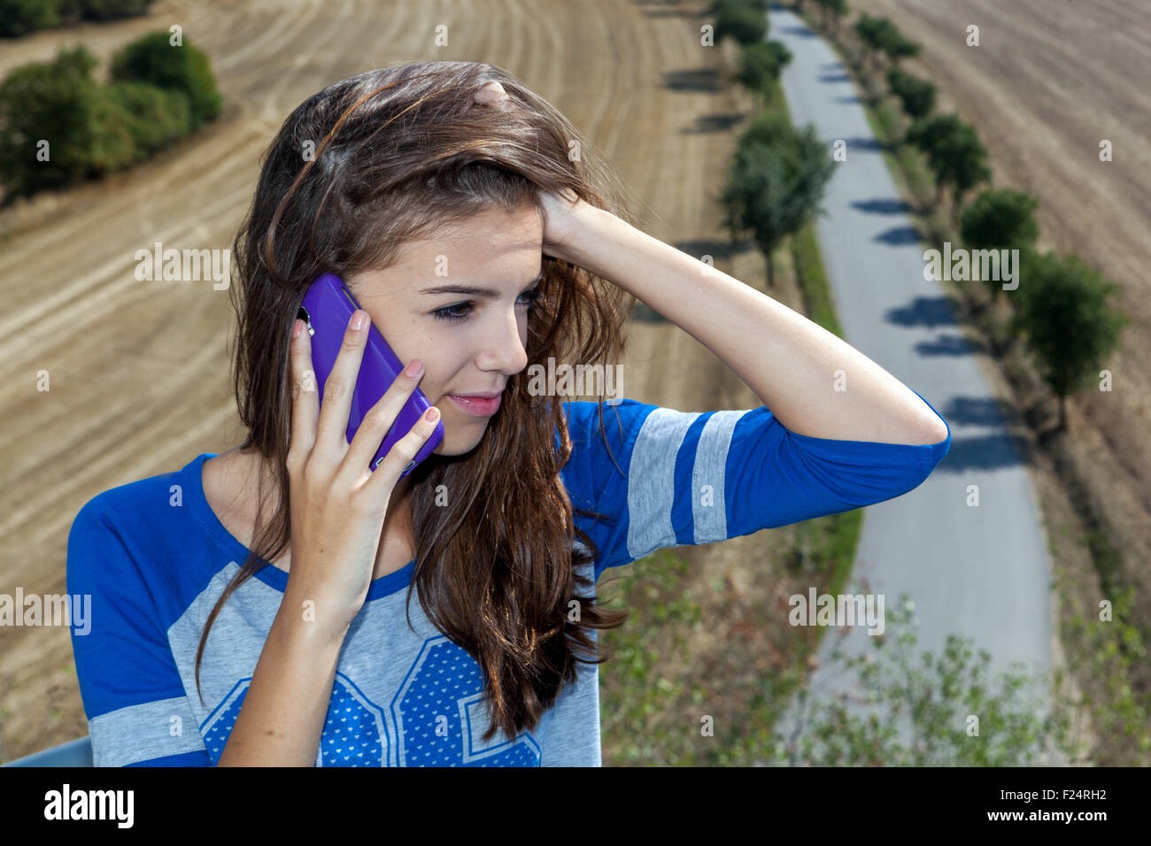 Adolescent appel, belle fille, téléphone mobile Banque D'Images