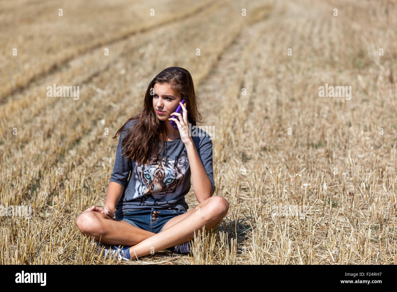 Adolescente appelant on mobile phone Banque D'Images