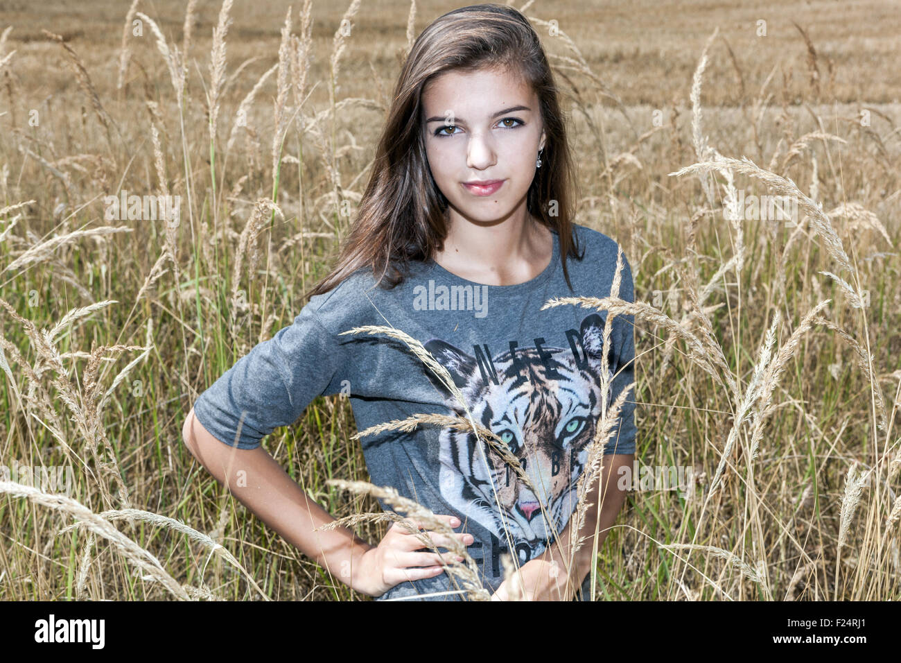 Jeune belle fille en t-shirt sur prairie, belle fille adolescent 16 jeune adolescente en robe d'été Banque D'Images