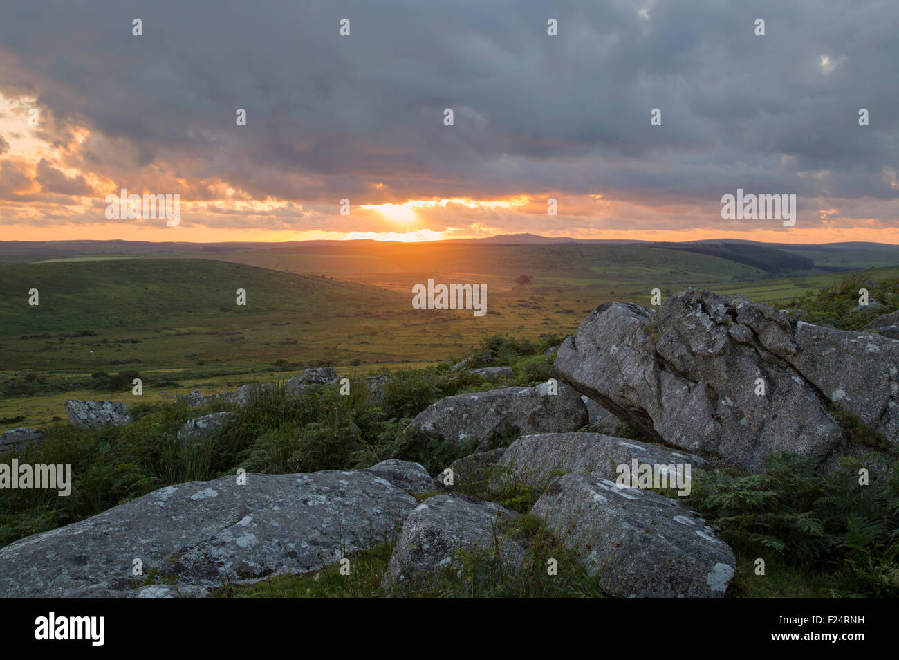 Le coucher de soleil sur la colline près de sbires stowes dans East Cornwall Banque D'Images