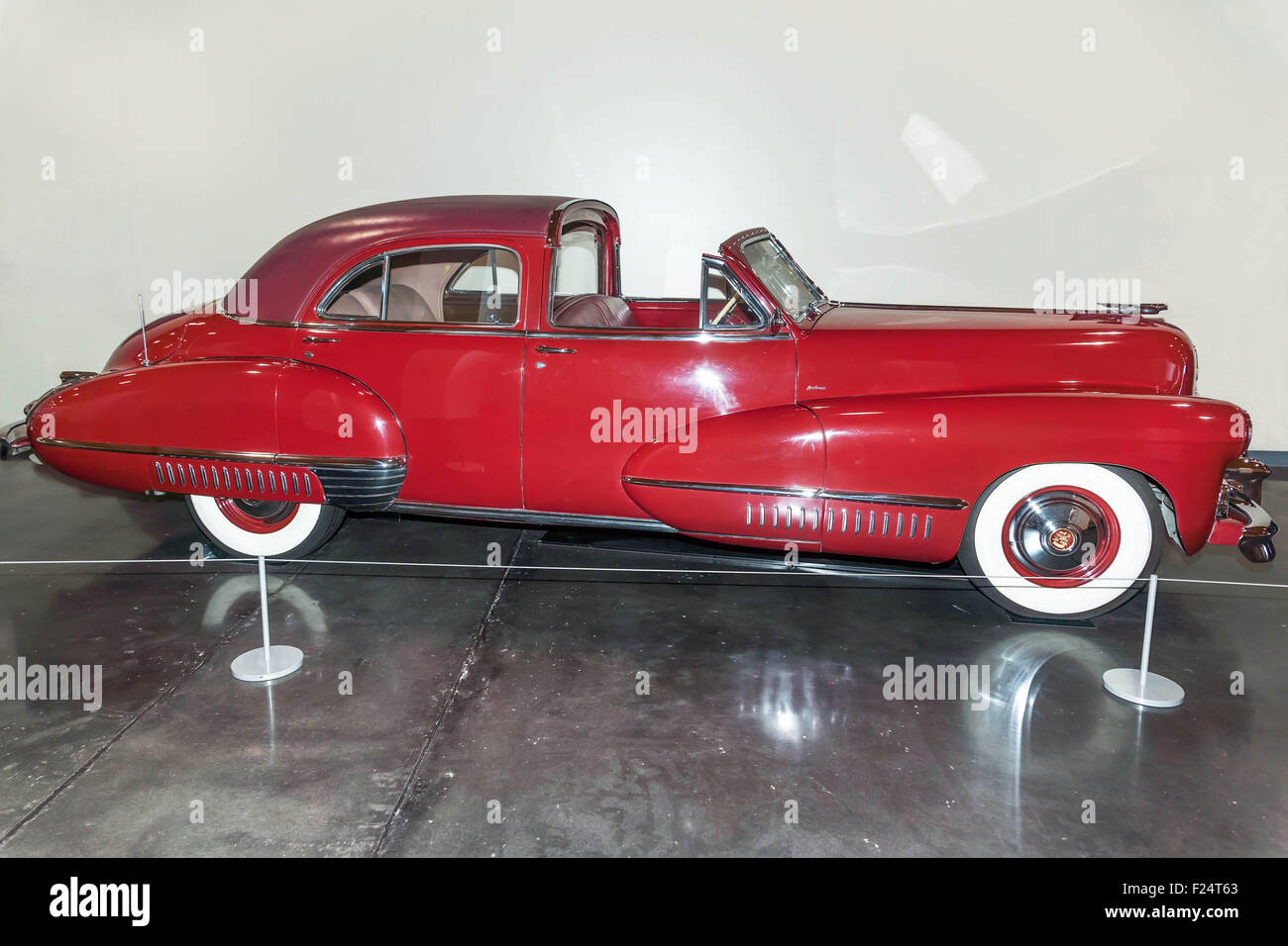 Cadillac Brougham 1942 Ville Derham. À l'affiche au Musée de l'automobile américaine, Tacoma, Washington. 9 mai, 2015. Banque D'Images