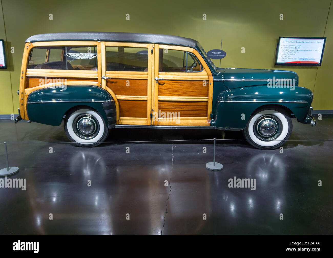 1947 Ford Super Deluxe Station Wagon Woodie, exposé au Musée de l'automobile américaine, Tacoma, Washington. 9 mai, 2015. Banque D'Images