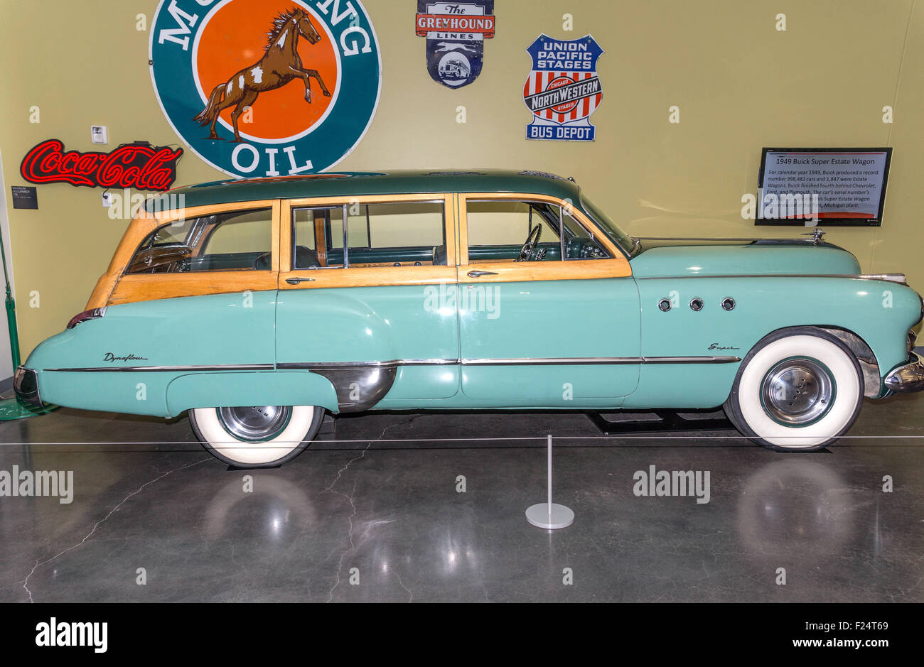 1949 Buick Super Estate, à l'affiche au Musée de l'automobile américaine, Tacoma, Washington. 9 mai, 2015. Banque D'Images