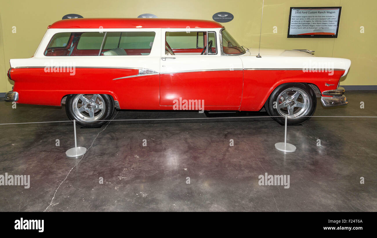 1956 Ford Custom Ranch Wagon, à l'affiche au Musée de l'automobile américaine, Tacoma, Washington. 9 mai, 2015. Banque D'Images