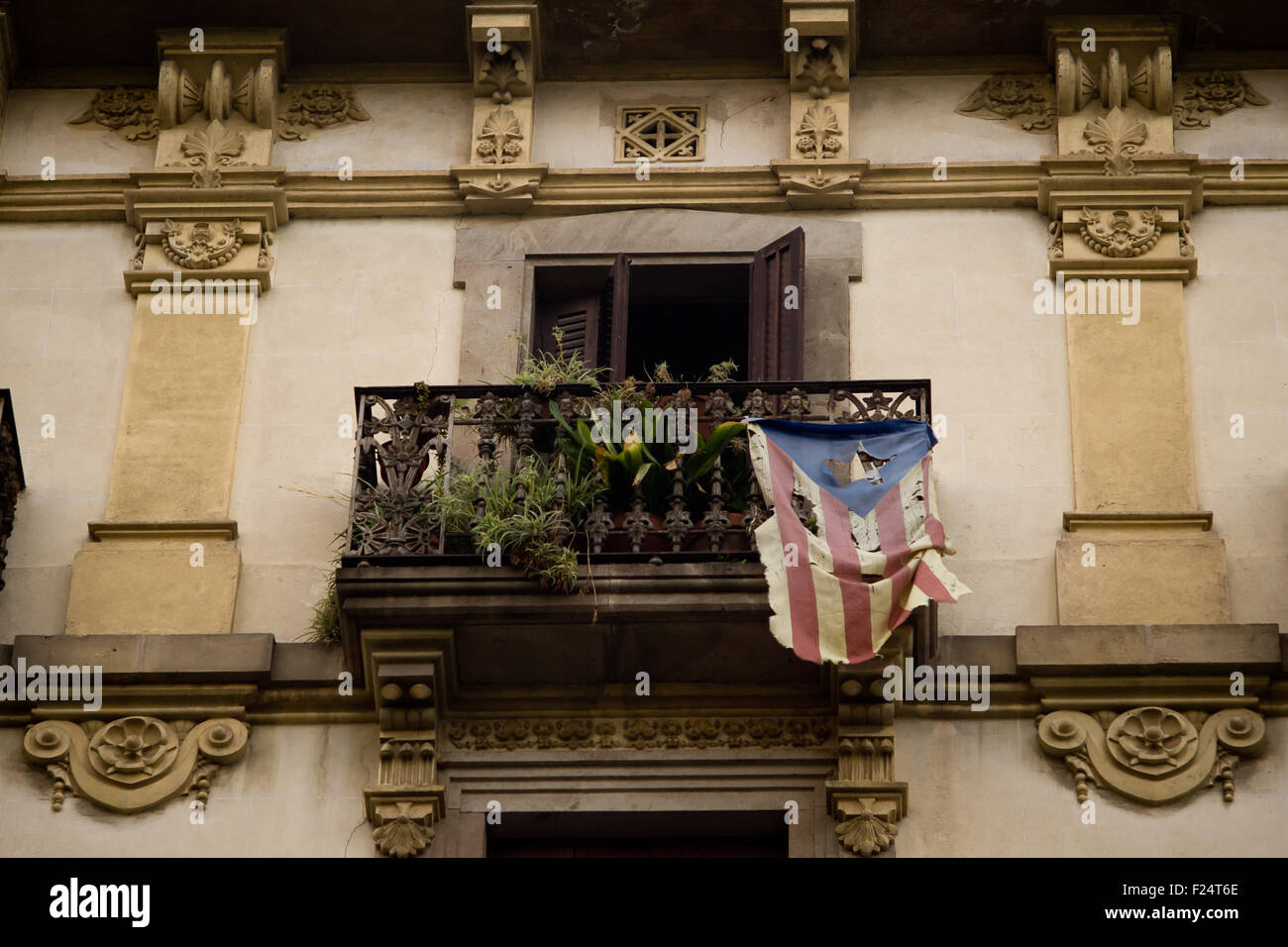 Un vieux estelada drapeau indépendantiste catalan () se bloque à partir d'un balcon à Barcelone. Banque D'Images