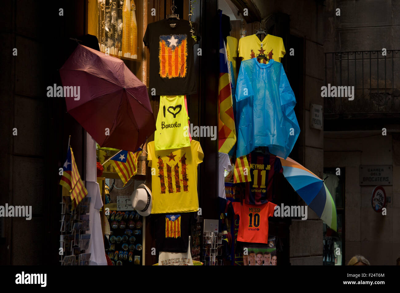 Shirts avec l'ESTELADA Drapeau indépendantiste catalan () suspendre à un magasin de souvenirs à Barcelone. Banque D'Images