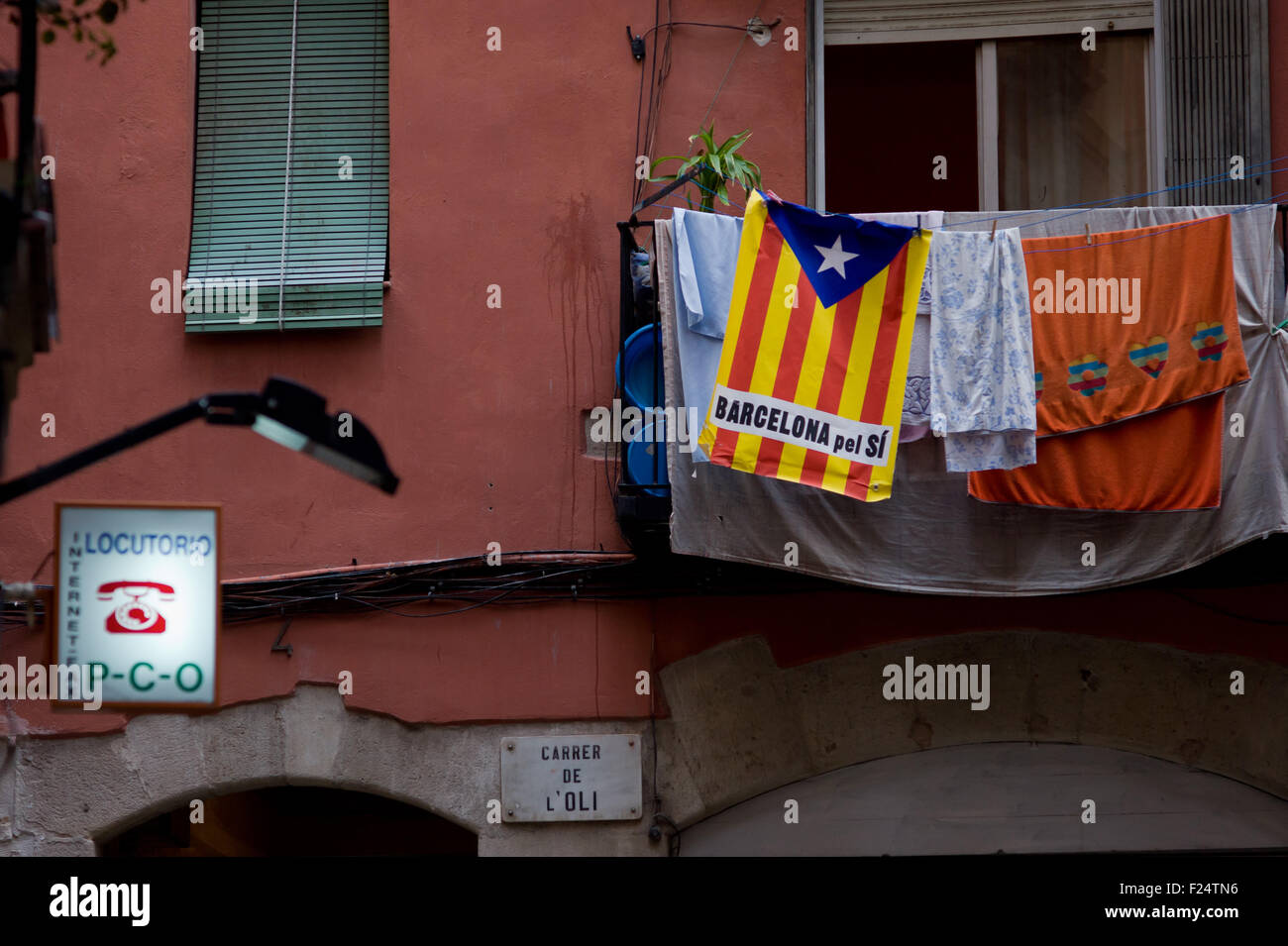 Un ESTELADA Drapeau indépendantiste catalan () se bloque à partir d'un balcon à Barcelone. Banque D'Images
