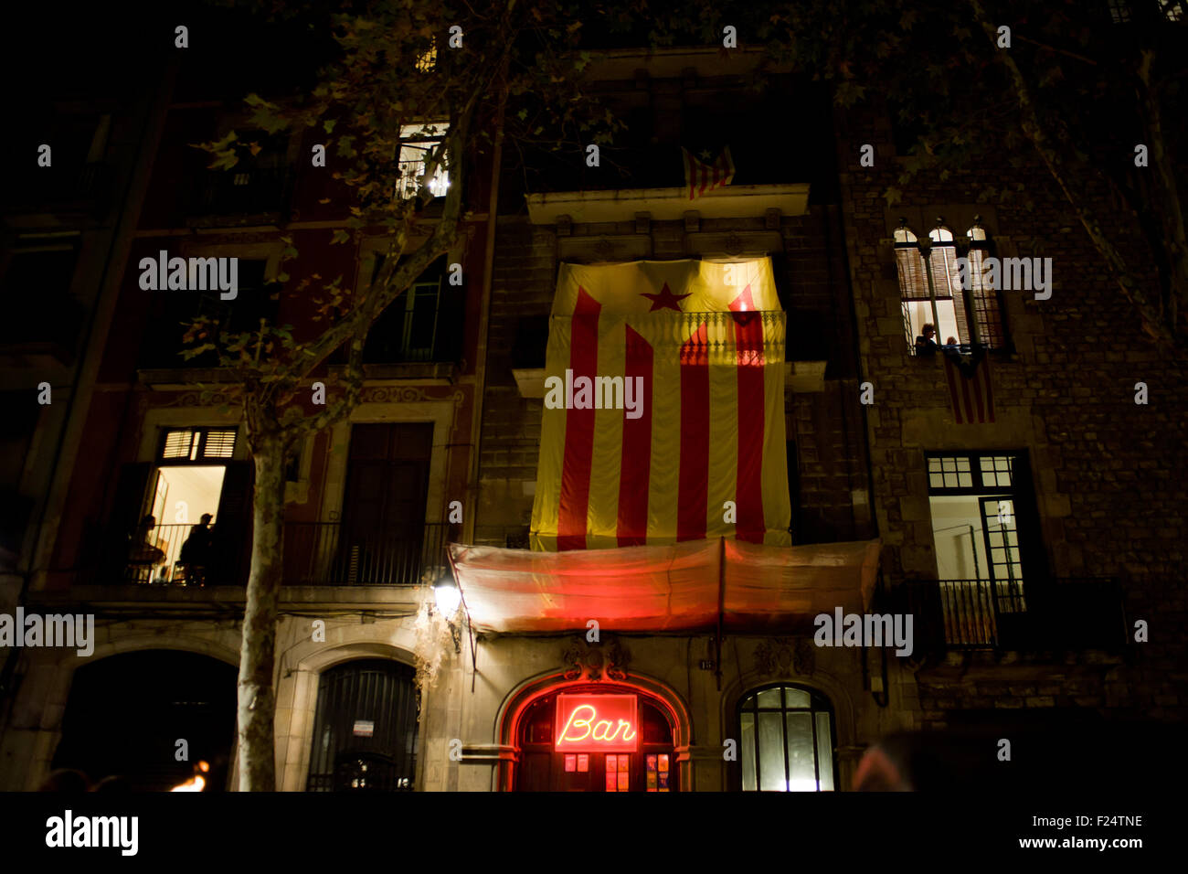 Un géant (ESTELADA Drapeau indépendantiste catalan) se bloque à partir d'un balcon à Barcelone. Banque D'Images