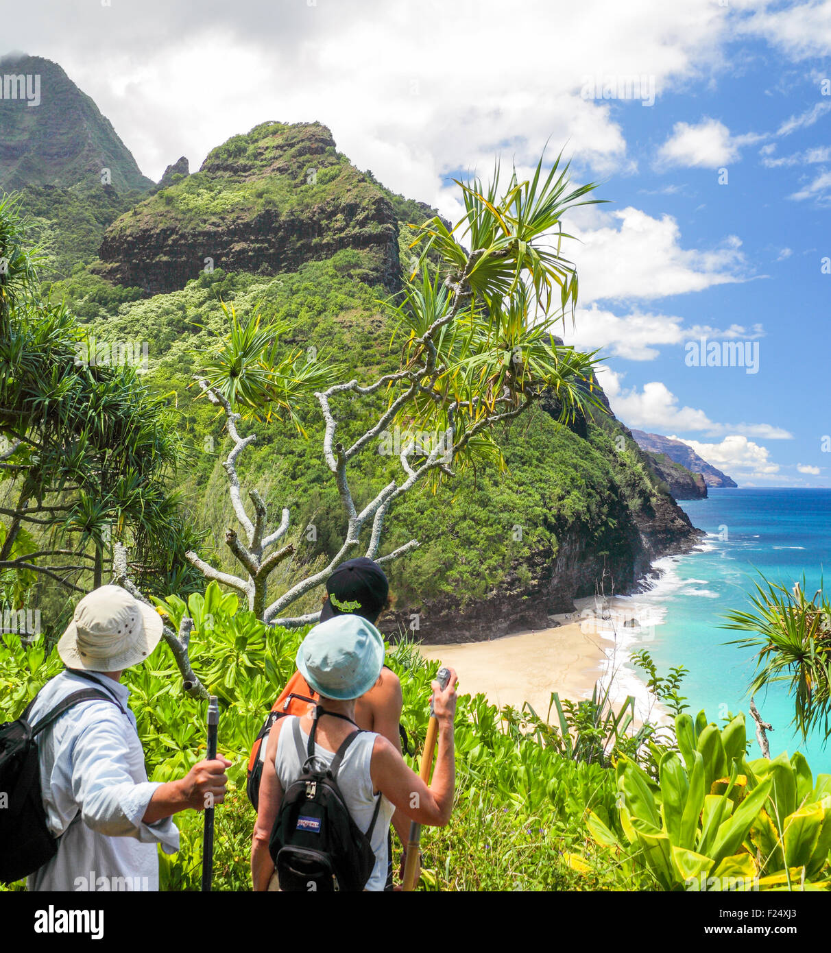 Randonneurs sur le sentier Kalalau voir Hanakapiai Beach sur Kauai Banque D'Images