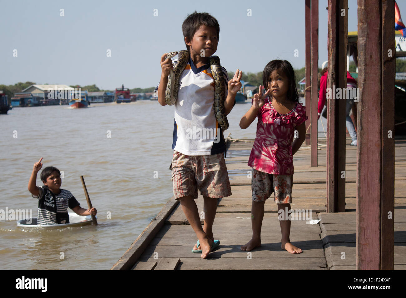 Les enfants cambodgiens avec snake village flottant près de siem reap Banque D'Images