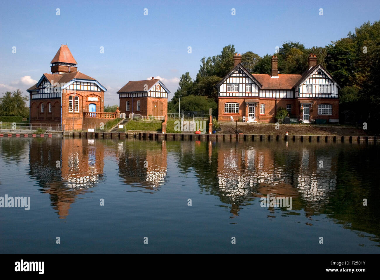 Mock Tudor logement et station de pompage sur la Tamise, Runnymede, Surrey, Angleterre Banque D'Images