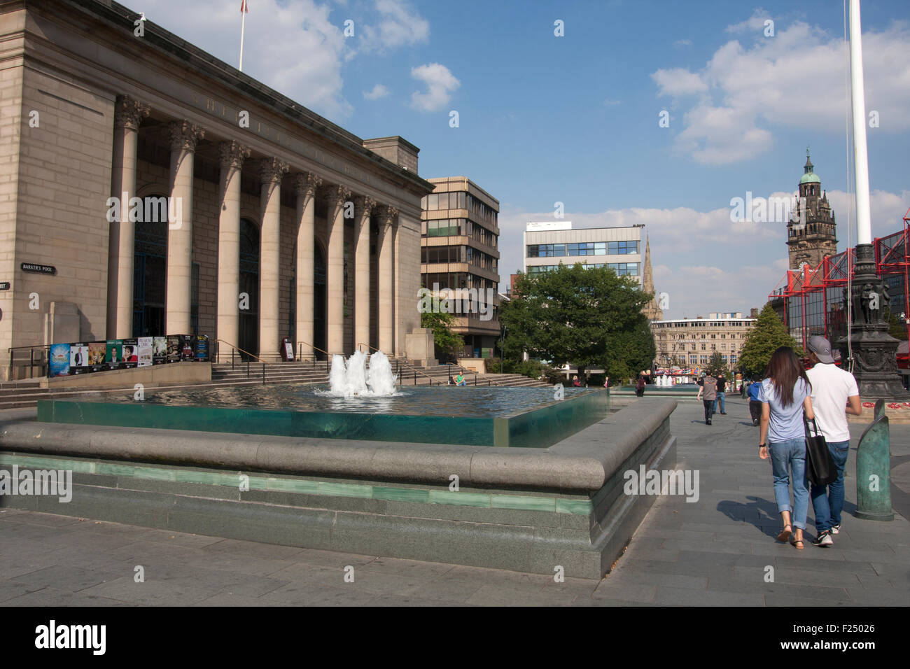 Fargate Sheffield, l'hôtel de ville Barkers extérieure et une fontaine, South Yorkshire, Angleterre Banque D'Images