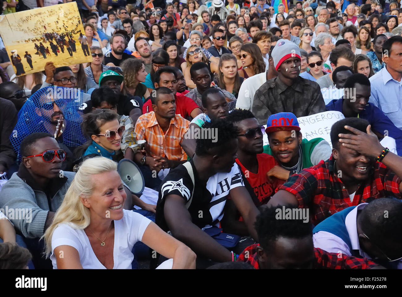 Lido de Venise. 11 septembre, 2015. La marche de la pieds nus. Un millier de personnes à pied pour soutenir les réfugiés. La marche s'est terminée par un sit-in devant le Festival du Film de Venise - Ferdinando Piezzi Banque D'Images