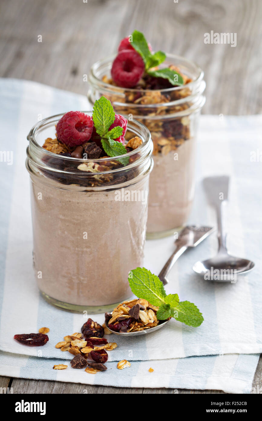 Smoothie chocolat granola au chocolat pour le petit déjeuner Banque D'Images