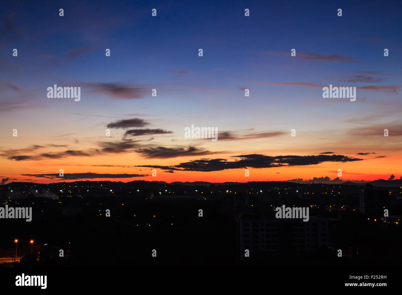 Ciel du matin sur la ville Banque D'Images