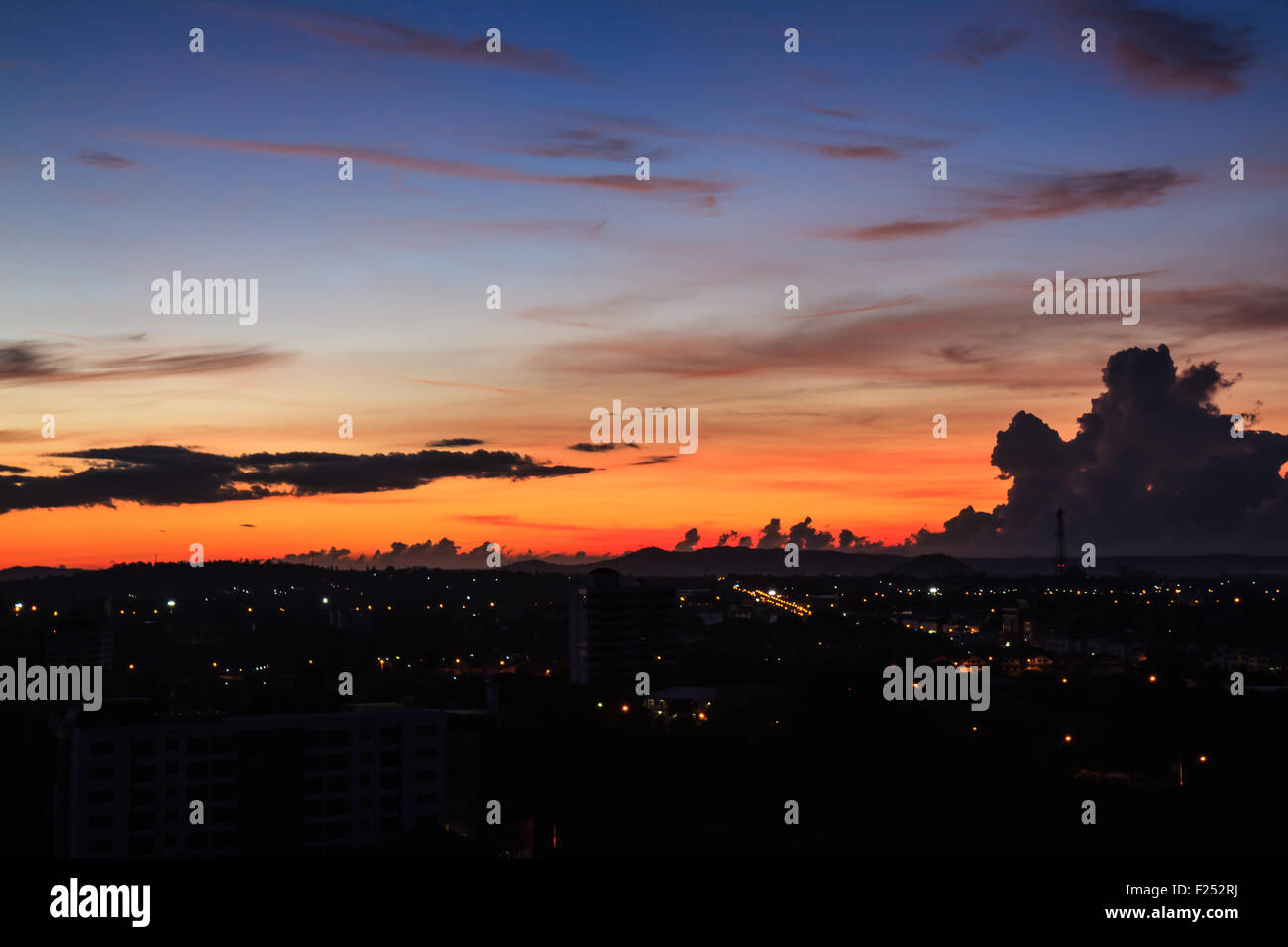 Ciel du matin sur la ville Banque D'Images