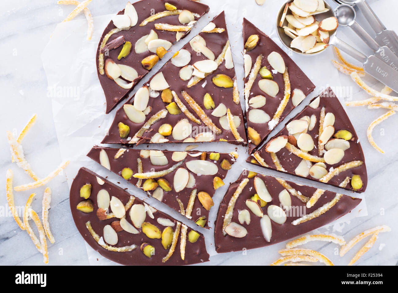 Les amandes, l'orange confite et de sel de mer de l'écorce de chocolat Banque D'Images