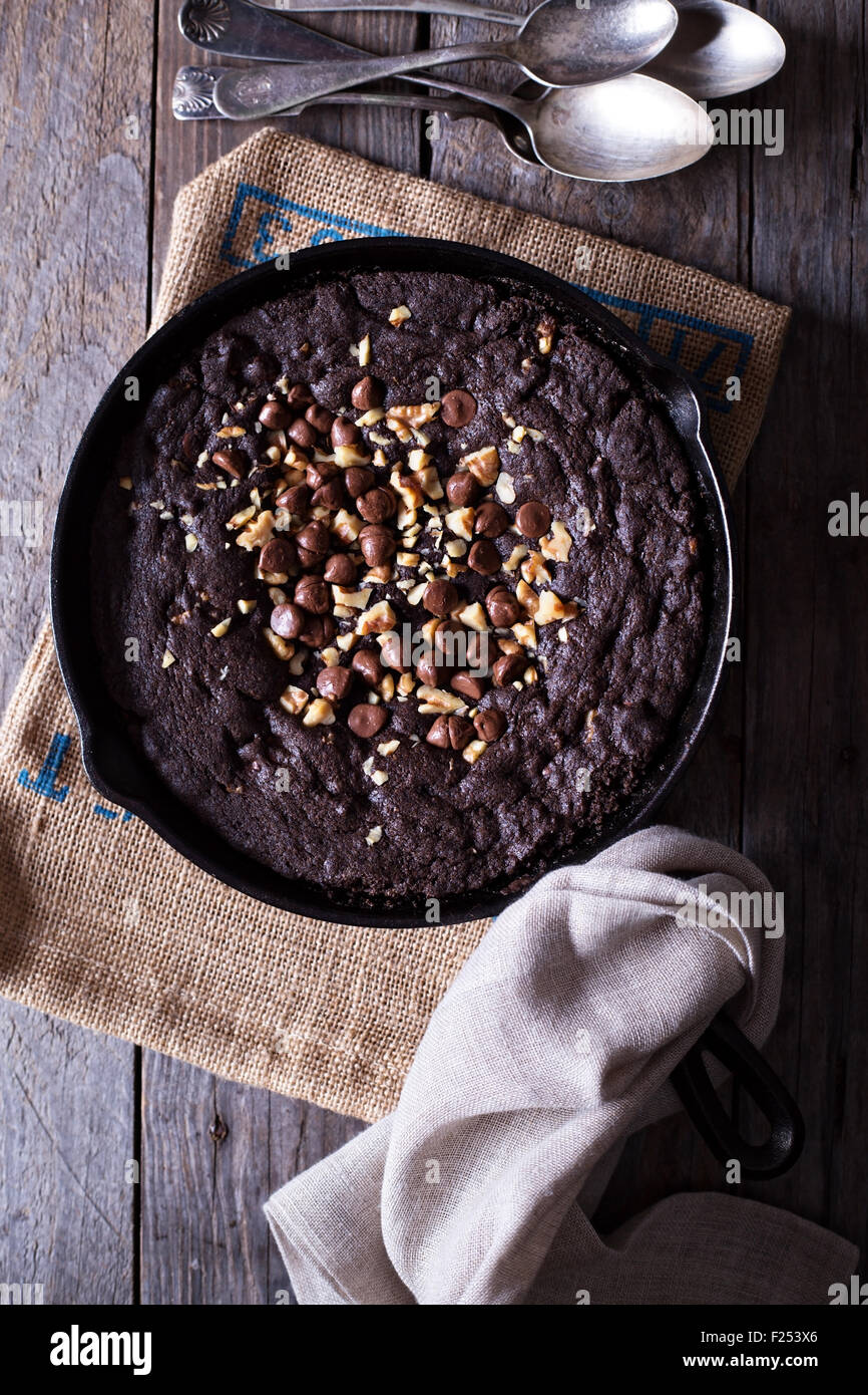 Poêlon géant chocolat cookie avec des noix et des pépites de chocolat au lait Banque D'Images