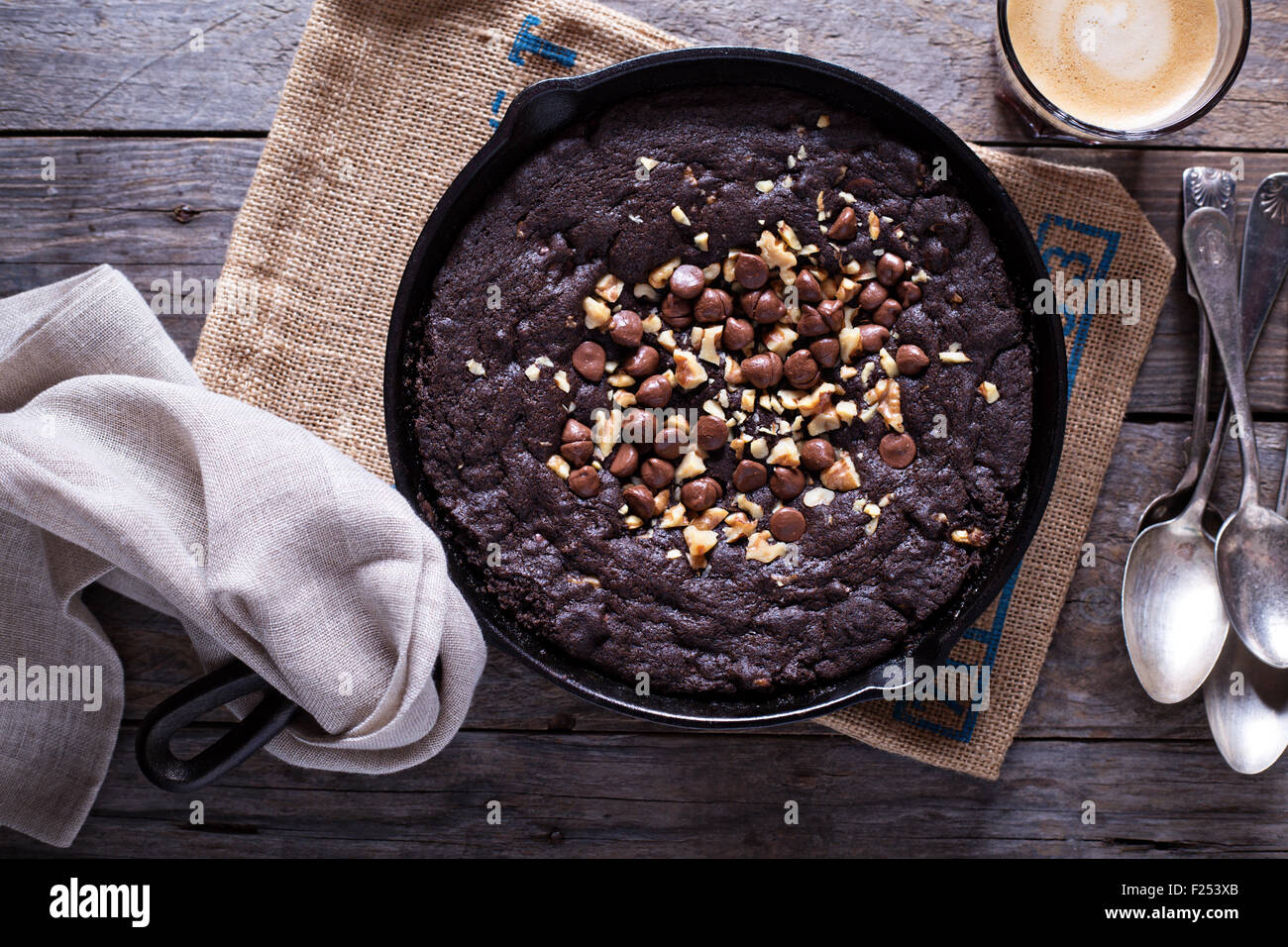 Poêlon géant chocolat cookie avec des noix et des pépites de chocolat au lait Banque D'Images