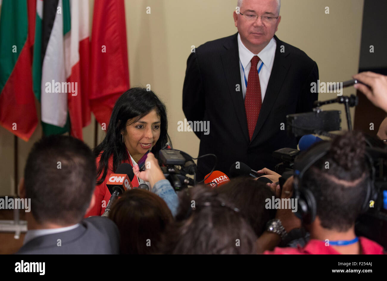 New York City, United States. Sep 11, 2015. Conférence de presse par Delcy Eloina Rodriguez Gomez, Ministre des affaires étrangères de la République bolivarienne du Venezuela après sa rencontre avec le Secrétaire général Ban Ki-moon, à la frontière entre la litige aujourd'hui au siège des Nations Unies à New York. Credit : Luiz Rampelotto/Pacific Press/Alamy Live News Banque D'Images